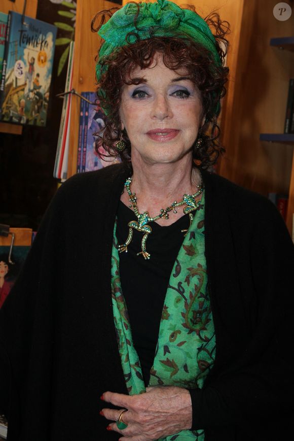 Anny Duperey - A.Duperey dédicace son livre "Respire, c'est de l'iode !" à la librairie La 25e Heure à Paris le 9 avril 2025.

© Philippe Baldini / Bestimage
