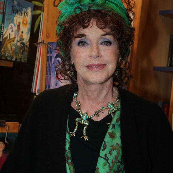 Anny Duperey - A.Duperey dédicace son livre "Respire, c'est de l'iode !" à la librairie La 25e Heure à Paris le 9 avril 2025.

© Philippe Baldini / Bestimage