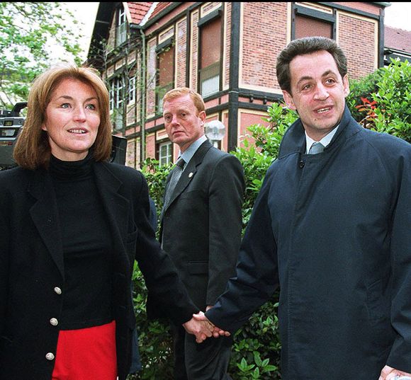 Nicolas Sarkozy et son ex-femme Cécilia Attias votent à Neuilly avec leur fils Louis en 2002. (AGENCE / BESTIMAGE).