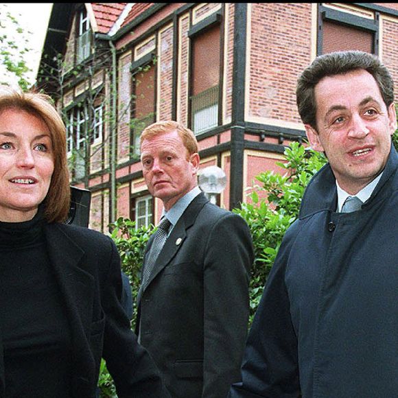 Nicolas Sarkozy et son ex-femme Cécilia Attias votent à Neuilly avec leur fils Louis en 2002. (AGENCE / BESTIMAGE).
