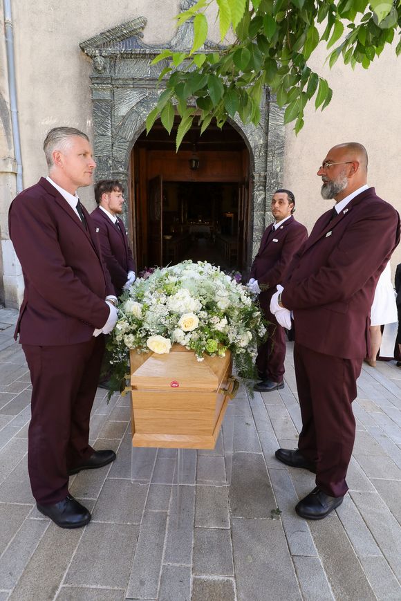 Cercueil de la défunte lors de la cérémonie d'obsèques de Chantal Nobel en l'église Notre-Dame de l'Assomption à Ramatuelle, France, le 7 mai 2026. © Franz Chavaroche/Bestimage