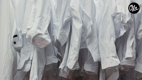 Dites adieu aux taches de transpiration jaunes grâce à un produit simple que vous avez déjà dans votre armoire à pharmacie