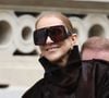 Depuis près d’un mois maintenant, Céline Dion séjourne au célèbre hôtel Royal Monceau, à Paris.

Céline Dion salue ses fans sous la pluie, à la sortie de l’hôtel Royal Monceau à Paris, avant de rejoindre "La Plenitude Arena de Paris La Défense" pour poursuivre sa série de concerts © Denis Guignebourg / Bestimage