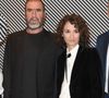 "Il y a des morceaux chantés par ma femme ou par moi et nous en interpréterons aussi certains ensemble", a-t-il expliqué aux journalistes.

Eric Cantona et Rachida Brakni au dîner de gala annuel de la société des amis du Centre Pompidou, le 10 avril 2018. 

Photo : Coadic Guirec / Bestimage