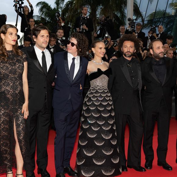 C’est en tant que productrice du film d’animation français Arco qu’elle est venue

Jamil Shamasdin, Alma Jodorowsky (enceinte), Félix de Givry, Ugo Bienvenu, Natalie Portman, William Lebghil, Vincent Macaigne, Sophie Mas - Montée des marches du film « Eddington » lors du 78ème Festival International du Film de Cannes, au Palais des Festivals à Cannes. Le 16 mai 2025
© Olivier Borde / Bestimage