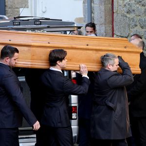 Le cercueil de Jean-Marie Le Pen porté par deux de ses petits-fils - Arrivées des membres de la famille Le Pen aux obsèques de Jean-Marie Le Pen en l'église Saint-Joseph à la Trinité-sur-Mer  le 11 juillet 2025. © Dominique Jacovides / Guillaume Collet / Bestimage
