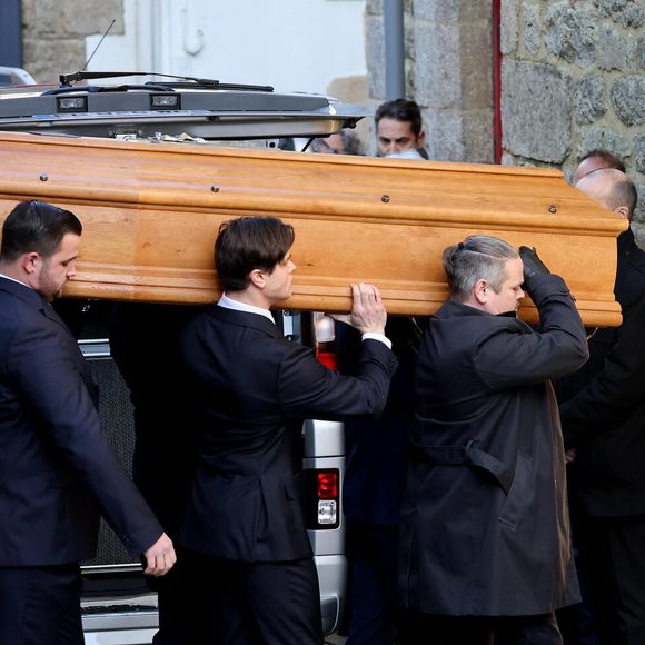 Le cercueil de Jean-Marie Le Pen porté par deux de ses petits-fils - Arrivées des membres de la famille Le Pen aux obsèques de Jean-Marie Le Pen en l'église Saint-Joseph à la Trinité-sur-Mer  le 11 juillet 2025. © Dominique Jacovides / Guillaume Collet / Bestimage