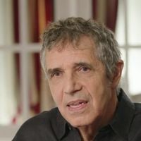 Julien Clerc à la fois papa et papy à 77 ans, il n’est pas proche de ses petits-enfants : "Je suis un piètre grand-père"