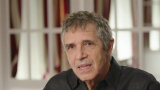 Julien Clerc à la fois papa et papy à 77 ans, il n’est pas proche de ses petits-enfants : "Je suis un piètre grand-père"