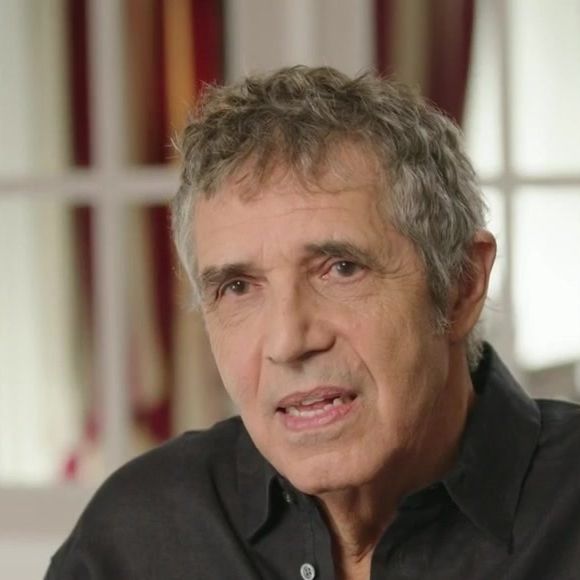 Julien Clerc a accepté de se livrer comme rarement sur ses cinq enfants de trois femmes différentes : Angèle Herry, Jeanne Herry, Vanille, Barnabé et Léonard...


Julien Clerc se confie comme rarement dans l'émission "Sept à Huit" diffusée sur TF1.