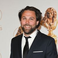 Arthur Jugnot papa pour la 2e fois : sa femme et comédienne confirme avec une photo du bébé "aux pieds si mignons"