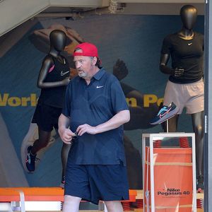 Exclusif - Matthew Perry va s'acheter des vêtements de sport Nike au centre commercial The Grove à Los Angeles, le 28 août 2023. Accompagné de son assistant, la star de "Friends" est ressorti de la boutique vêtu d "un nouveau tee-shirt et d'un short flambant neuf. Auteur d'une autobiographie à succès, l'acteur de 54 ans semble toujours fumer beaucoup à en croire la coloration orangée de son index.