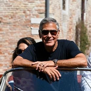 L'acteur de 65 ans y était venu recevoir un Lion d'or d'honneur, en hommage à son parcours d'acteur, de réalisateur et de producteur.
Venise, ITALIE George Clooney et Amal Clooney à Venise en septembre 2026.
Photo : Backgrid UK/ Bestimage