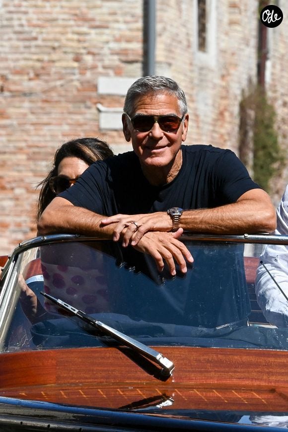 L'acteur de 65 ans y était venu recevoir un Lion d'or d'honneur, en hommage à son parcours d'acteur, de réalisateur et de producteur.

Venise, ITALIE George Clooney et Amal Clooney à Venise en septembre 2026. 

Photo : Backgrid UK/ Bestimage