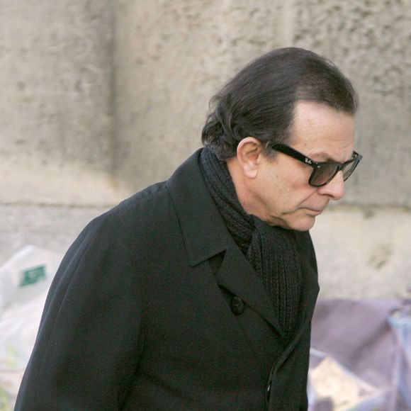 L'acteur français Roland Giraud assiste aux funérailles de Katia Lherbier à Villeneuve-sur-Yonne, France, le 18 décembre 2004. Les corps de l'actrice française Géraldine Giraud, 36 ans, fille de Roland Giraud, et de Katia Lherbier, 32 ans, ont été retrouvés jeudi soir dans un puits. Photo par Mousse/ABACA.