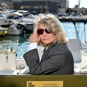 Nicole Garcia inaugure son banc dans le cadre du "1er Festival du Film Français - Plans séquences" de Cassis, le 18 octobre 2026. 
© Bruno Bebert / Bestimage