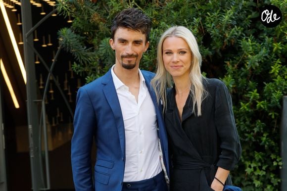 Elle pose simplement certaines limites, notamment en refusant que des inconnus prennent des photos avec lui.

Exclusif - les coureurs cyclistes Julian Alaphilippe et sa compagne Marion Rousse - Arrivées de l'émission "Vivement Dimanche" au Studio Gabriel à Paris, France © Christophe Clovis / Bestimage