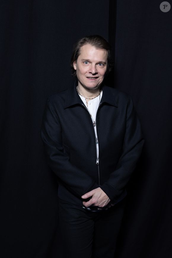 Benabar en backstage de l'enregistrement de l'émission "La Boîte à secrets", présentée par F.Bollaert et diffusée le 16 janvier 2026 sur France 3, dans les studios du Lendit à Saint-Denis, France, le 16 décembre 2025. © Cyril Moreau/Bestimage