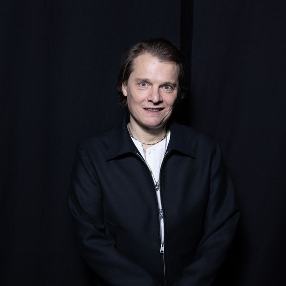 Benabar en backstage de l'enregistrement de l'émission "La Boîte à secrets", présentée par F.Bollaert et diffusée le 16 janvier 2026 sur France 3, dans les studios du Lendit à Saint-Denis, France, le 16 décembre 2025. © Cyril Moreau/Bestimage