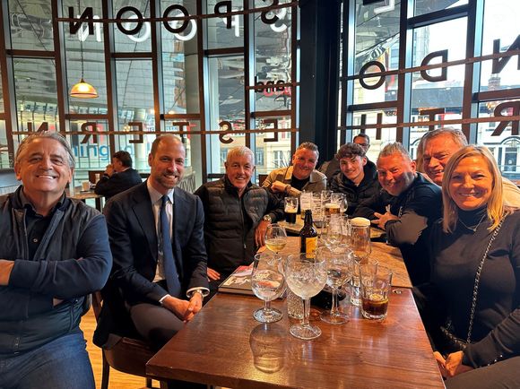 En visite à Birmingham, il a fait un saut dans un pub local.

Le Prince de Galles rencontre les supporters d'Aston Villa dans un pub Wetherspoons au centre de Birmingham avant un match à l'extérieur à Everton. Le Prince a passé plus de 30 minutes avec les supporters d'Aston Villa, avant qu'ils ne se rendent au match, après avoir assisté à la conférence inaugurale du College of Paramedics sur les soins d'urgence et les soins critiques à Birmingham.  15 janvier 2025. Photo by Daniel Jones/PA Wire/ABACAPRESS.COM