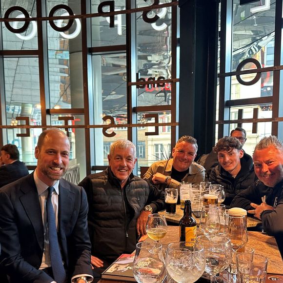 En visite à Birmingham, il a fait un saut dans un pub local.

Le Prince de Galles rencontre les supporters d'Aston Villa dans un pub Wetherspoons au centre de Birmingham avant un match à l'extérieur à Everton. Le Prince a passé plus de 30 minutes avec les supporters d'Aston Villa, avant qu'ils ne se rendent au match, après avoir assisté à la conférence inaugurale du College of Paramedics sur les soins d'urgence et les soins critiques à Birmingham.  15 janvier 2025. Photo by Daniel Jones/PA Wire/ABACAPRESS.COM