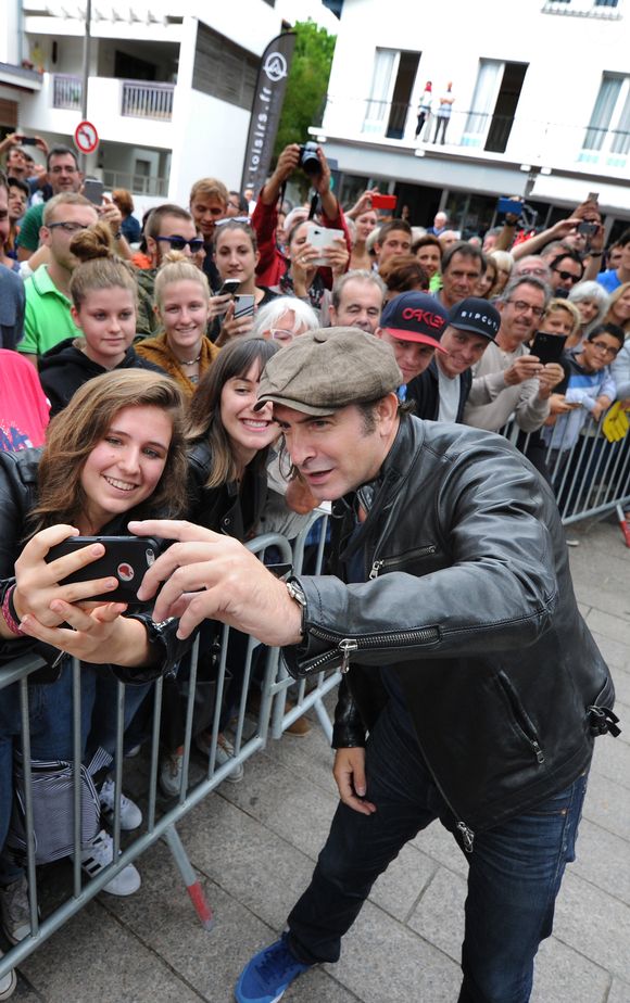 Jean Dujardin - Présentation du film "Brice 3" au cinéma Rex d'Hossegor avec Jean Dujardin, Clovis Cornillac et les enfants du Hossegor Surf Club, le 25 septembre 2016. © Bernard-Dequier/Bestimage