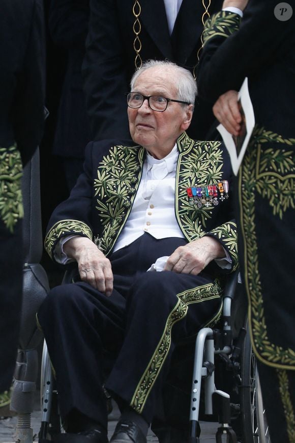 L'écrivain remplace pour sa part Gabriel de Broglie

Gabriel de Broglie - Sorties des obsèques de l'académicienne Hélène Carrère d'Encausse en l'église Saint-Germain-des-Près à Paris. Le 11 août 2023