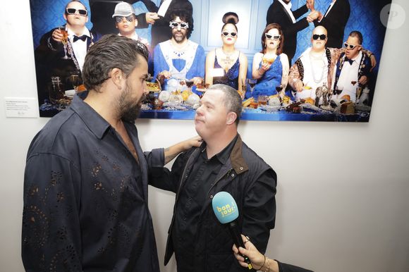 Artus et Arnaud Toupense, lors de la présentation de l'œuvre "No Judgement here" de Philippe Shangti avec l'équipe du film "Un p'tit truc en plus" au studio Harcourt à Paris le 4 juin 2025. © Jack Tribeca / Bestimage