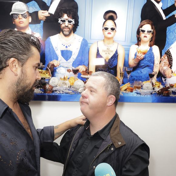 Artus et Arnaud Toupense, lors de la présentation de l'œuvre "No Judgement here" de Philippe Shangti avec l'équipe du film "Un p'tit truc en plus" au studio Harcourt à Paris le 4 juin 2025. © Jack Tribeca / Bestimage