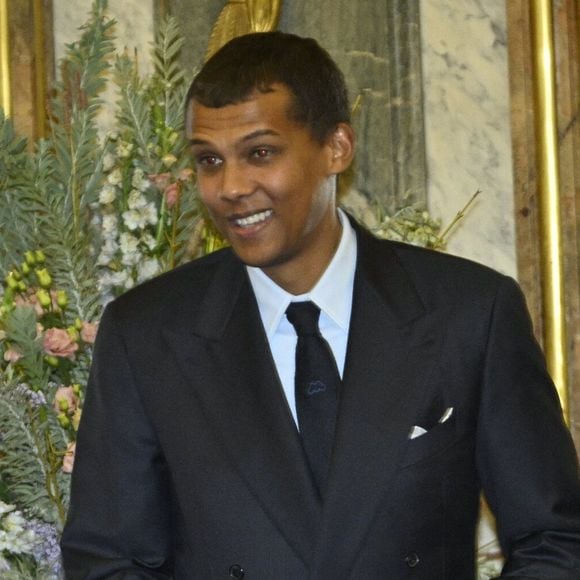 Stromae a été décoré par le roi Philippe de Belgique en tant que Commandeur de l'Ordre de la Couronne à Bruxelles en Belgique le 21 novembre 2024. Crédit Bestimage