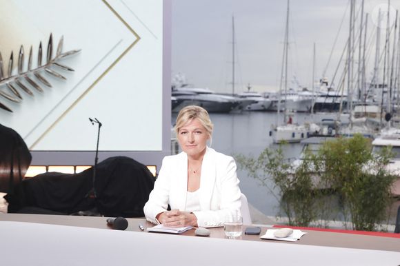 Exclusif - Anne-Elisabeth Lemoine présente l'émission "C à vous" à l'occasion du premier jour du 76ème Festival International du Film de Cannes le 17 mai 2023. © Jack Tribeca / Bestimage