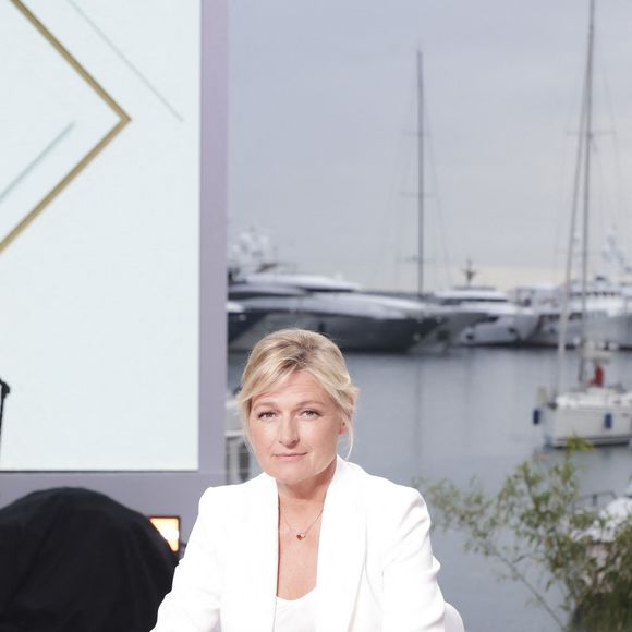 Exclusif - Anne-Elisabeth Lemoine présente l'émission "C à vous" à l'occasion du premier jour du 76ème Festival International du Film de Cannes le 17 mai 2023. © Jack Tribeca / Bestimage