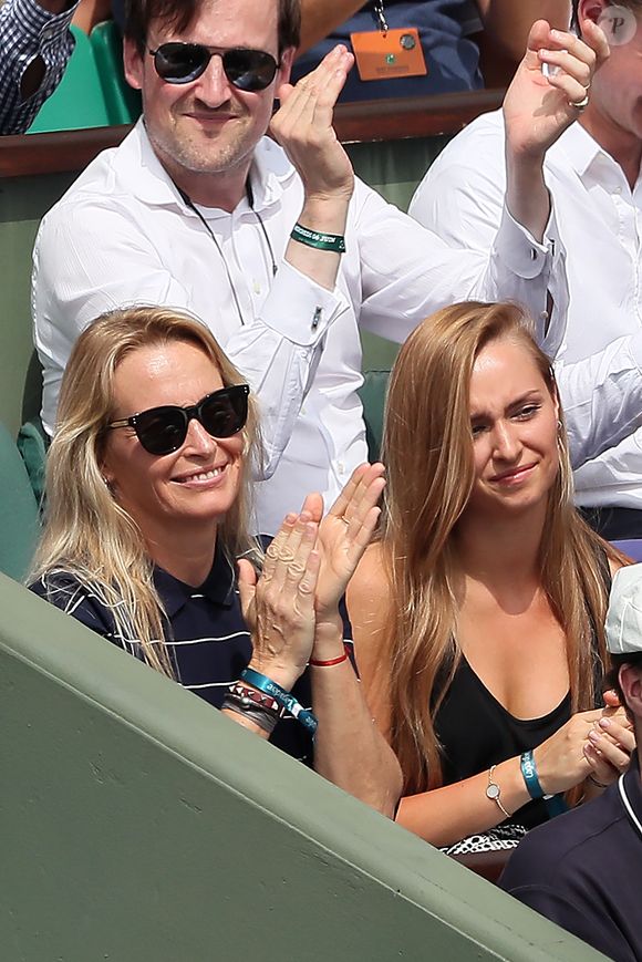 Estelle Lefebure et sa fille Emma Smet dans les tribunes des internationaux de tennis de Roland Garros à Paris, France, le 6 juin 2018.
© Cyril Moreau/Bestimage
