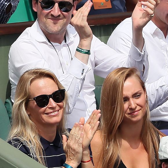 Estelle Lefebure et sa fille Emma Smet dans les tribunes des internationaux de tennis de Roland Garros à Paris, France, le 6 juin 2018.
© Cyril Moreau/Bestimage