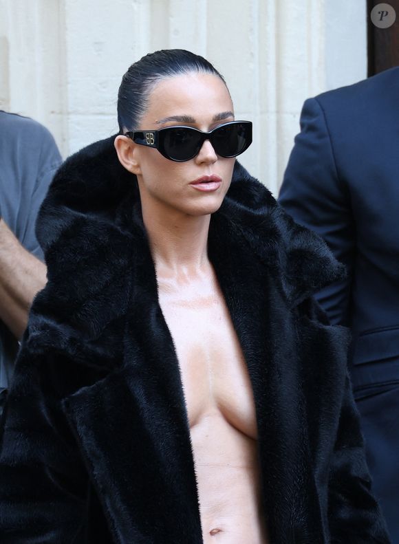 Katy Perry à la sortie du défilé de mode Balenciaga Haute-Couture automne-hiver 2024/2025 lors de la Fashion Week de Paris, France, le 26 juin 2024. © Denis Guignebourg/Bestimage