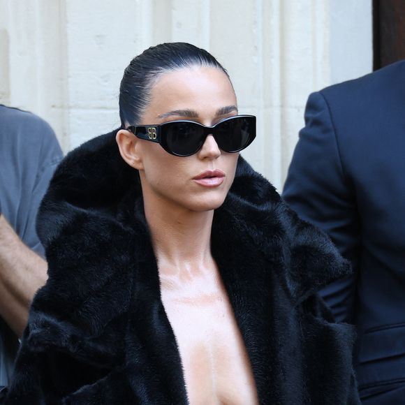 Katy Perry à la sortie du défilé de mode Balenciaga Haute-Couture automne-hiver 2024/2025 lors de la Fashion Week de Paris, France, le 26 juin 2024. © Denis Guignebourg/Bestimage