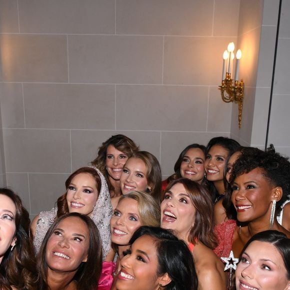 Sylvie Tellier, Sophie Thalmann, Corinne Coman (robe Christophe Guillarmé) , Chloé Mortaud, Nathalie Marquay, Eve Gilles, Mélody Vilbert, Indira Ampiot, Clémence Botino, Camille Cerf, Diane Leyre, Mareva Galanter, Maeva Coucke - Photocall du 5ème gala de charité de l'association "Les Bonnes Fées" à Paris le 3 octobre 2024. 
Photo par Rachid Bellak/Bestimage