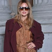 Virginie Efira retrouve son beau-frère Vassili Schneider au défilé Saint Laurent, entourée de stars comme Charlotte Gainsbourg et Kate Moss