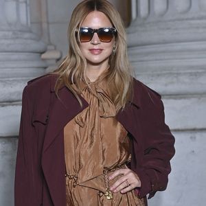 Elle a attiré tous les regards avec sa combinaison belge et son long manteau bordeaux.

Virginie Efira lors du photocall du Défilé de mode Saint Laurent Collection Homme Printemps-Été 2026 dans le cadre de la Fashion Week de Paris, France.
 
© Olivier Borde / Bestimage