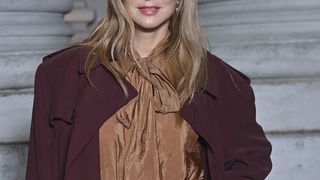 Virginie Efira retrouve son beau-frère Vassili Schneider au défilé Saint Laurent, entourée de stars comme Charlotte Gainsbourg et Kate Moss