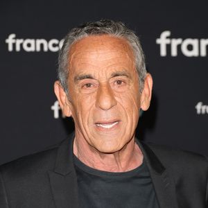 Ardisson avait débuté sa carrière dans la publicité avant de se faire connaître grâce à des émissions cultes comme "Bains de minuit" et "Lunettes noires pour nuits blanches". 

Thierry Ardisson au photocall pour la conférence de presse de rentrée de France TV à la Grande Halle de la Villette à Paris, France, le 11 juillet 2023. © Coadic Guirec/Bestimage