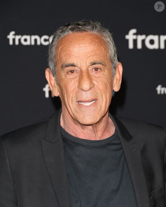 Ardisson avait débuté sa carrière dans la publicité avant de se faire connaître grâce à des émissions cultes comme "Bains de minuit" et "Lunettes noires pour nuits blanches". 

Thierry Ardisson au photocall pour la conférence de presse de rentrée de France TV à la Grande Halle de la Villette à Paris, France, le 11 juillet 2023. © Coadic Guirec/Bestimage