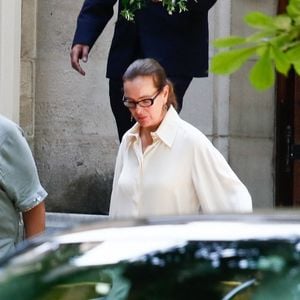Exclusif - Carole Bouquet (ex compagne du défunt) - Obsèques de Francis Giacobetti à la chapelle Saint Pierre de Neuilly-sur-Seine, France, le 12 juin 2025. © Christophe Clovis/Bestimage