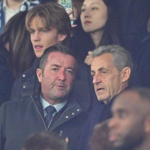 Karl Olive, Nicolas Sarkozy dans les tribunes lors du match de Ligue 1 McDonald's "PSG - Auxerre (2-0)" au Parc des Princes à Paris, le 27 septembre 2025.
© Christian Liewig/Bestimage