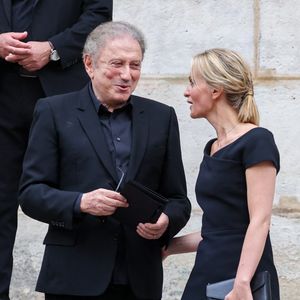 Michel Drucker, Audrey Crespo-Mara - Sorties des obsèques de Thierry Ardisson en l’église Saint-Roch de Paris, France, le 17 juillet 2025. © Clovis-Jacovides/Bestimage