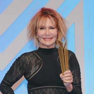 Clémentine Célarié (meilleure actrice pour la série Les randonneuses) - Photocall de la soirée de clôture du festival Series Mania 2023 à Lille le 24 mars 2023.

© Stéphane Vansteenkiste / Bestimage