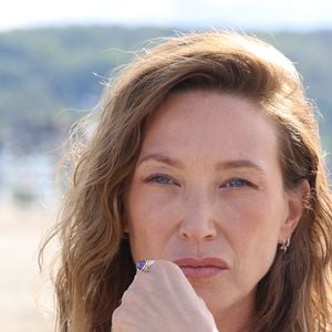 Elle garde un souvenir douloureux des forêts parties en fumée.

Laura Smet - Photocall du jury sur la plage lors de la 52ème édition du Festival du Cinéma Américain de Deauville le 10 septembre 2026. © Denis Guignebourg / Bestimage