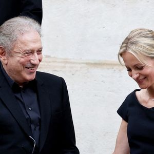 Michel Drucker, Audrey Crespo-Mara - Sorties des obsèques de Thierry Ardisson en l’église Saint-Roch de Paris, France, le 17 juillet 2025.  © Clovis-Jacovides/Bestimage