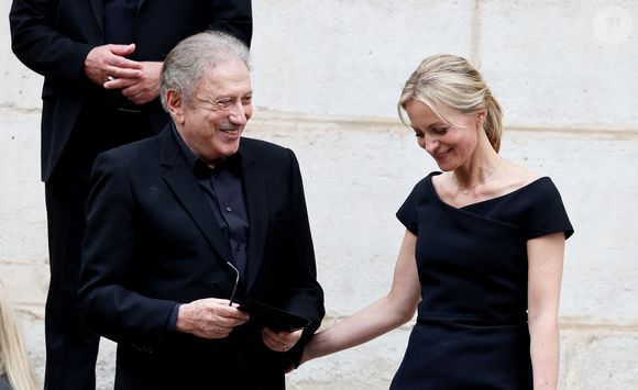 Michel Drucker, Audrey Crespo-Mara - Sorties des obsèques de Thierry Ardisson en l’église Saint-Roch de Paris, France, le 17 juillet 2025.  © Clovis-Jacovides/Bestimage