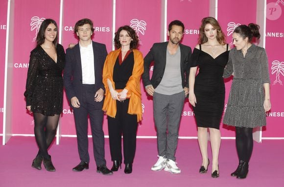 Lucien Belves, Frédéric Diefenthal, Elsa Lunghini et Pola Petrenko de  "Ici tout commence" au photocall lors de la 5ème saison du festival International des Séries "Canneseries" à Cannes, France, le 2 avril 2022. © Denis Guignebourg/Bestimage